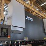 CNC NC ավտոմատ էլեկտրական հիդրավլիկ հորիզոնական ավտոմոբիլային պողպատից մետաղական կտրում եւ կռում մամլո արգելակի մեքենայի գինը վաճառքի համար